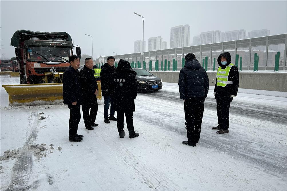 交通實(shí)業(yè)徹夜奮戰(zhàn)，除雪融冰保暢行